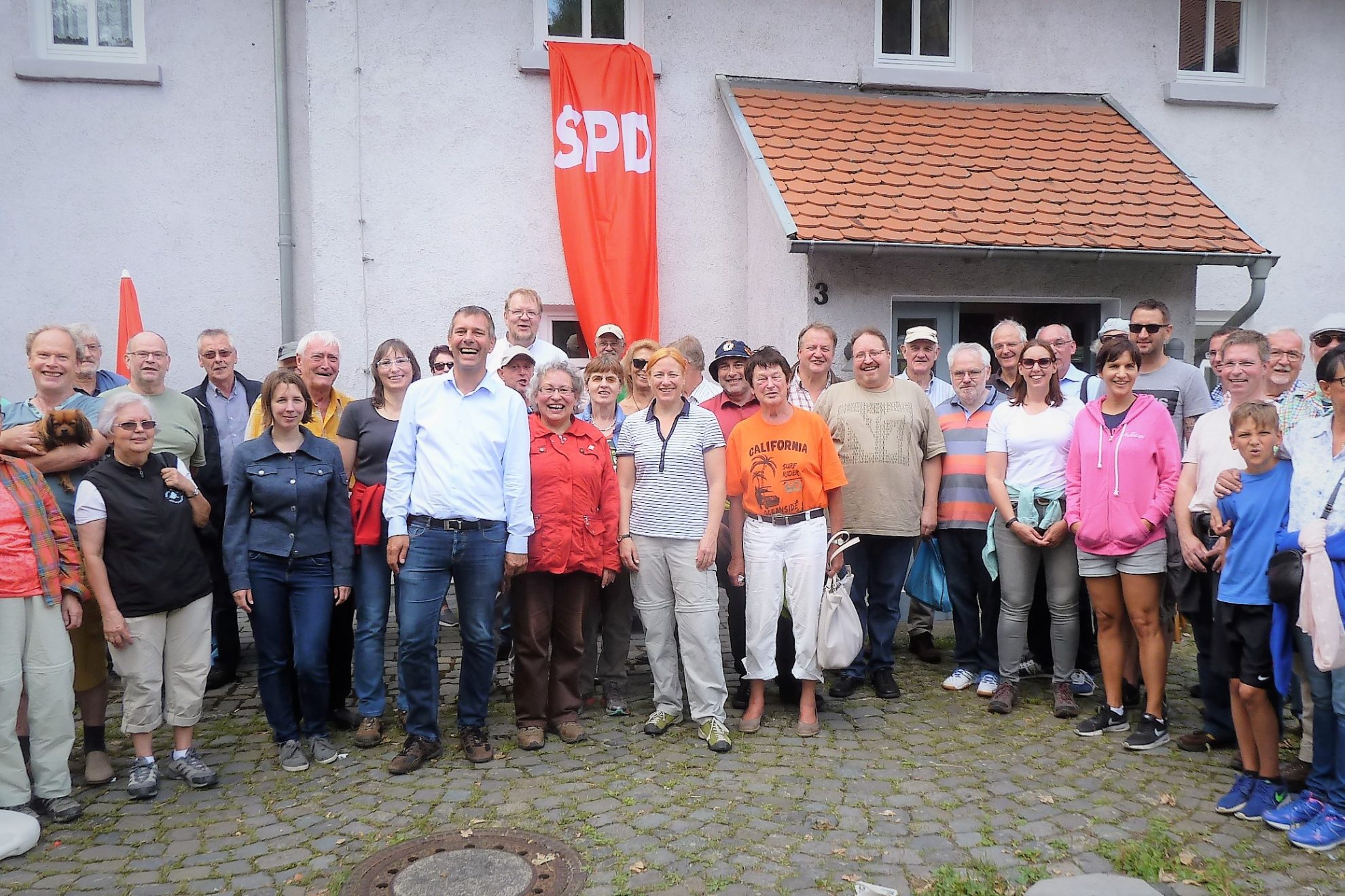Die Wandergruppe auf dem Burgplatz in Vetzberg
