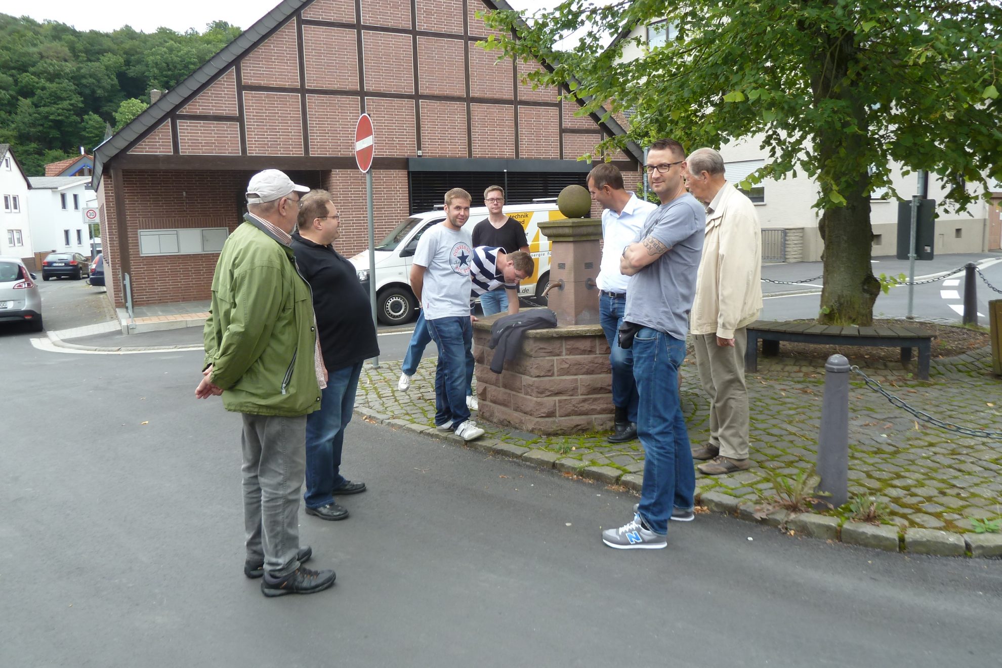 Der Dorfbrunnen Am Kreuz  ist seit den Straßenbauaerbeiten "versiegt"