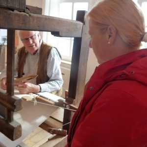 Webmeister Wolfgang Lau im historischen Webstuhl